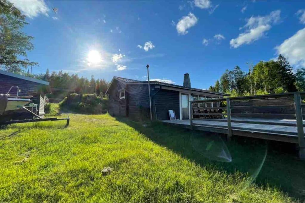 Feriehus 3 Bedroom Lakehouse With Private Bridge And Garden
