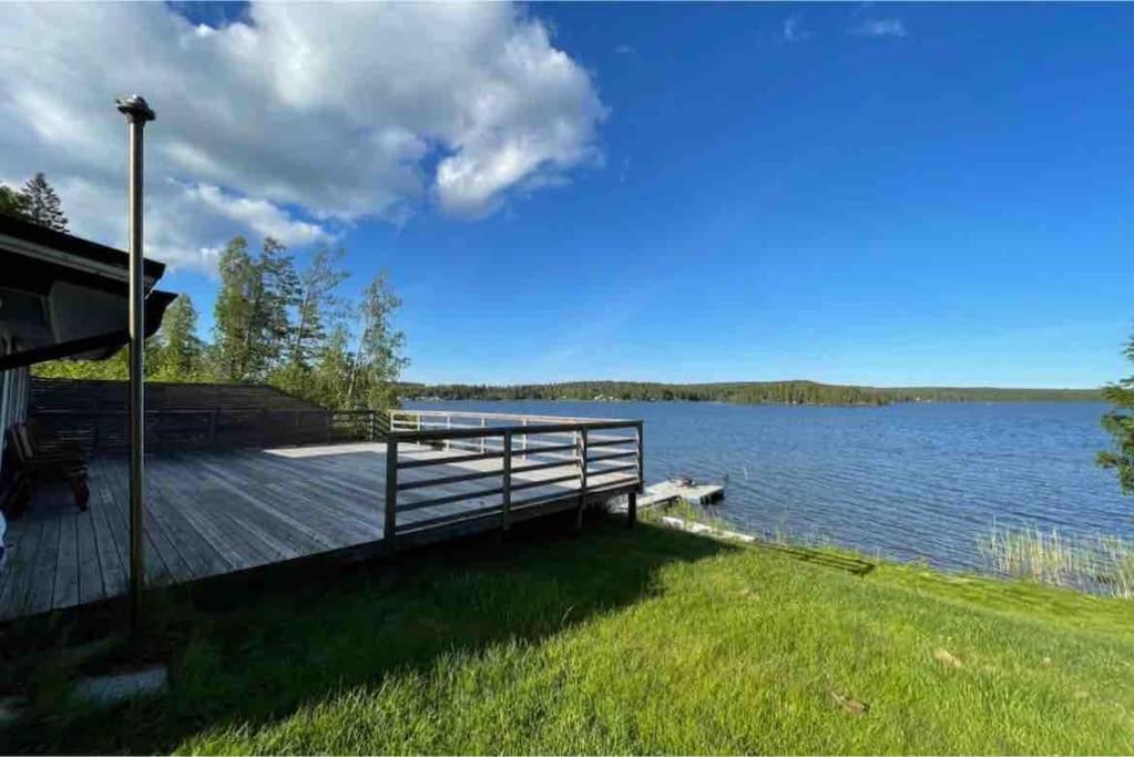3 Bedroom Lakehouse With Private Bridge And Garden Feriehus
