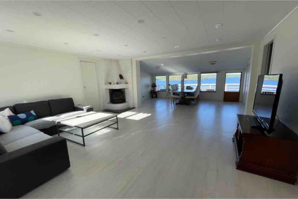 Feriehus 3 Bedroom Lakehouse With Private Bridge And Garden Sundsvall
